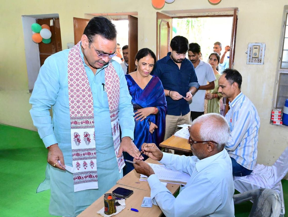 rpbreakingnews's tweet photo. नगर निगम चुनाव में परिवार सहित वोट देने पहुंचे राजस्थान CM भजनलाल शर्मा
#राजस्थान_निकाय_चुनाव_2026 #भजनलाल_शर्मा #जयपुर_नगर_निगम #निकाय_चुनाव #RajasthanCivicPolls #VoteForDevelopment #JaipurNews #Sanganer https://t.co/t0kcemBoXe