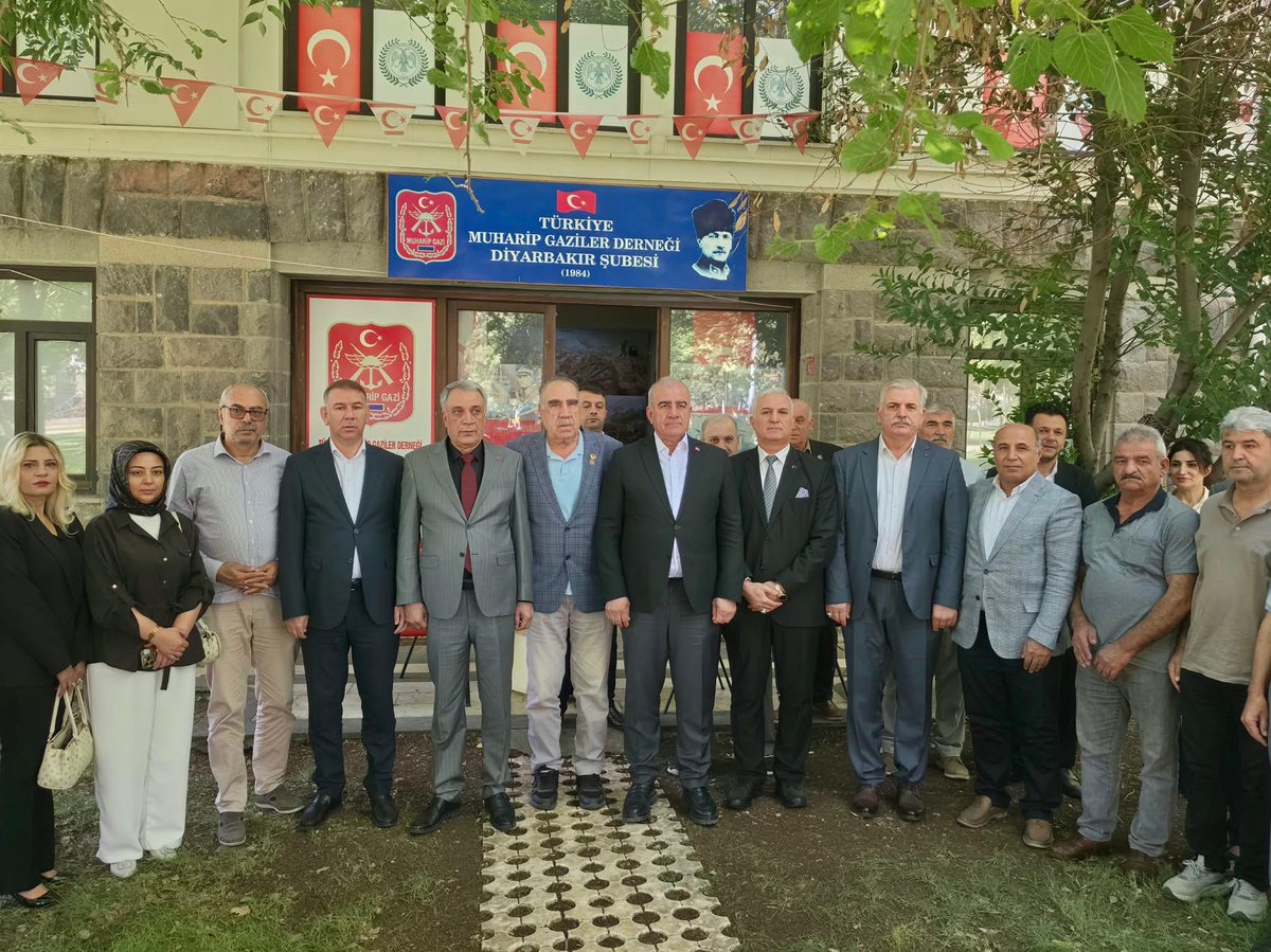 HuseyinOzhan_'s tweet photo. 📍 Diyarbakır

Türkiye Yüzyılı Buluşmaları kapsamında; AK Parti İl Başkan Vekilimiz Sn. Murat Beran Dilek, Yenişehir İlçe Başkanımız Sn. Ender Karahan ve Diyarbakır Adıyamanlılar Dernek Başkanımız Sn. Emrah Keser ile birlikte Türkiye Muharip Gaziler Derneği Diyarbakır Şubesi’ni ziyaret ettik.

Şube Başkan Vekili Sn. Mehmet Demir ve kahraman gazilerimizle bir araya gelerek Cumhurbaşkanımız Sayın Recep Tayyip Erdoğan’ın selamlarını ilettik.

Bu vatan uğruna canını ortaya koyan gazilerimiz başımızın tacıdır. İçten ev sahiplikleri ve hoş sohbetleri için kendilerine teşekkür ediyor, sağlık ve afiyet diliyorum. 🇹🇷

@rterdogan @Akparti