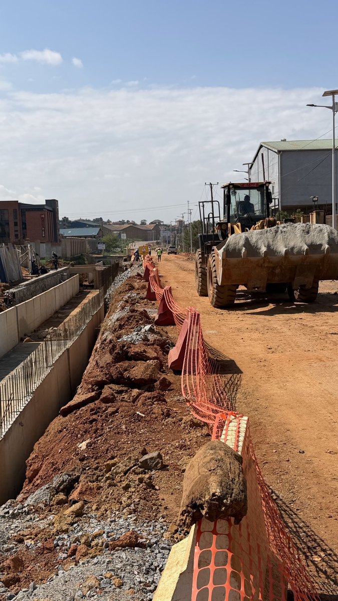 GideonSsekidde's tweet photo. Building resilience in @KIBP - Namanve!
Work on reinforced concrete drainage channels is progressing - improving drainage & protecting investments from floods.
#GoldenPosts
#InvestInUganda #InfrastructureUg #BuildingUganda https://t.co/b3tsDy5pwN
