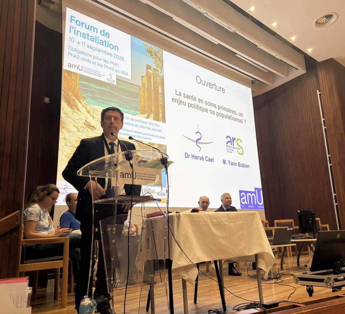 hervecael's tweet photo. À Marseille, j’ai eu le plaisir d’ouvrir le Forum de l’installation des futurs médecins généralistes, aux côtés du doyen Georges Leonetti et du directeur général de l’ARS, Yann Bubien, autour du thème : « La santé en soins primaires : enjeux politiques et opérationnels ».
Les défis sont considérables: Accès aux soins, inégalités territoriales, prévention, dépistage, suivi des maladies chroniques, pathologies environnementales, démographie médicale, attractivité des territoires, nouveaux outils numériques … Nous devons donner à la nouvelle génération de médecins l’envie et les moyens de s’installer et d’exercer dans tous nos territoires, plutôt que de répondre à la pénurie par la contrainte à l’installation.
Ce forum illustre aussi la qualité du travail partenarial que le Conseil régional de l’Ordre des médecins entretient avec la Faculté de médecine de Marseille, l’ARS et les collectivités territoriales, au premier rang desquelles la Région Sud Provence-Alpes-Côte d’Azur, particulièrement engagée en faveur de l’accès aux soins et de l’attractivité médicale de nos territoires.
Car une politique de santé efficace se construit ensemble : avec ceux qui forment, ceux qui soignent, ceux qui organisent et ceux qui agissent dans les territoires.