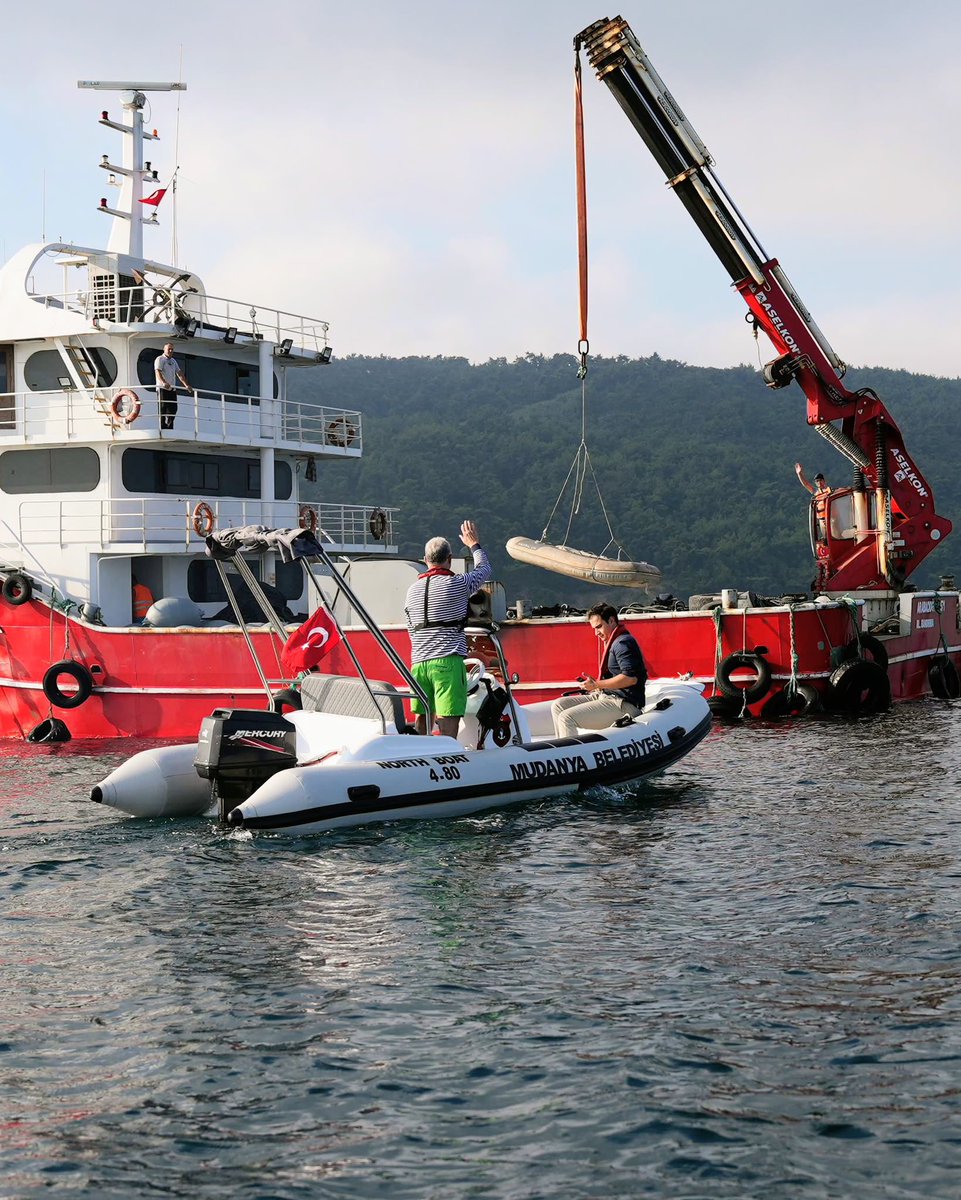 MudanyaBel's tweet photo. Mudanya Midye Çiftliği açılıyor! 🌊

Tirilye açıklarında 100 bin m2 deniz alanında, yıllık 1.000 ton kara midye üretim kapasitesine sahip proje hayata geçiyor.

Uzun halat sistemi ve 8 tonluk 60 tonoz kullanılacak. Mudanya’nın denizindeki üretim kapasitesini artırıyoruz. https://t.co/FarsQEtoH4