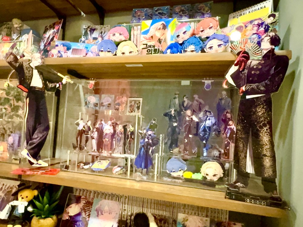 mielelatte's tweet photo. armabiancaさんの彼いらオンラインくじ、届いたよーの報告ありがとうございます❣
過去一デカい？アクスタのインパクトすごいですよね。
我が家のグッズ棚には収まりませんでした🤩 https://t.co/2usRbB663B