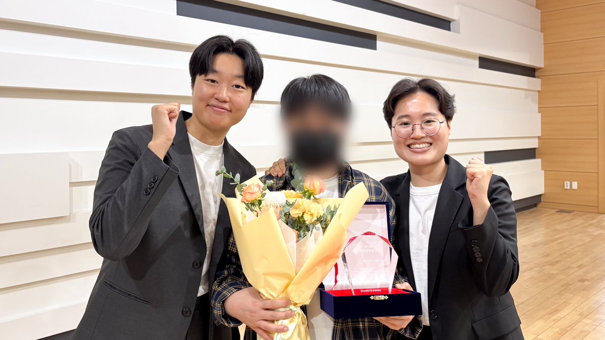 womensparty2020's tweet photo. 여성의당은 10일 제17회 진주성평등상 시상식과 30주년 기념 토론회에 참석했습니다. 진주 편의점 여성혐오 폭행사건의 생존자 온지구님과 이경하 변호사님, 정윤정 전 진주성폭력피해상담소장님이 올해 진주성평등상을 수상하였습니다.

온지구님이 '머리가 짧다'는 이유로 겪어야 했던 여성테러는 끔찍한 범죄였지만, 그가 포기하지 않고 싸운 덕에 법원은 한국 역사상 최초로 가해자의 '여성혐오'를 범행동기로 명확히 판결문에 적시하였습니다. 어려운 싸움에 앞장서주신 온지구님과 이경하 변호사님, 정윤정 전 소장님, 그리고 전국에서 연대해주신 모든 분들께 진심으로 감사드립니다.

진주성평등기금은 1996년 진주 삼일유치원에서 발생한 직장 내 성폭력 사건을 계기로 1998년 12월 조성된 진주여성평등기금에서 출발했습니다. 원장에 의해 성추행을 당한 교사들이 어렵게 피해 사실을 알렸지만, 검찰은 오히려 피해 교사를 명예훼손으로 3일간 구속시켰습니다. 가혹한 2차가해 속에서도 피해자와 연대자들은 끈질긴 싸움을 이어갔고, 마침내 가해자에게 유죄가 선고되었으나 피해 교사 중 한 분이었던 故고인연 선생님께서는 민사배상 판결을 직접 보지 못하고 끝내 암으로 숨을 거두셨습니다.

1999년 1월 23일, 대법원이 가해자에게 유죄 판결을 확정한 지 1년이 되었던 날, 제1회 진주여성평등상 시상식이 개최되었습니다. 이는 누구보다도 가열차게 성폭력에 맞섰던 故고인연 선생님의 정신을 기리고자 했던 피해 교사들과 시민들의 진심이 모인 결과였습니다.

부조리와 억압을 매순간 맞닥뜨리면서도 여성들은 수십, 수백 년 동안 쉬지 않고 평등을 향해 걸어왔습니다. 30년 전 진주 삼일유치원의 선생님들도, 3년 전 진주의 한 편의점에서 일하던 온지구님도, '다른 피해자가 없어야 한다'는 마음으로 힘겨운 싸움을 굳건히 버터내셨습니다. 생존자들이 연대의 힘으로 이겨낼 수 있었듯, 앞으로도 이 세상 모든 온지구와 고인연에게는 무엇보다도 견고한 연대가 필요할 것입니다. 여성의당은 늘 여성폭력 피해자들이 딛고 일어설 땅이 될 수 있도록, 가장 단단한 버팀목이 되겠습니다.