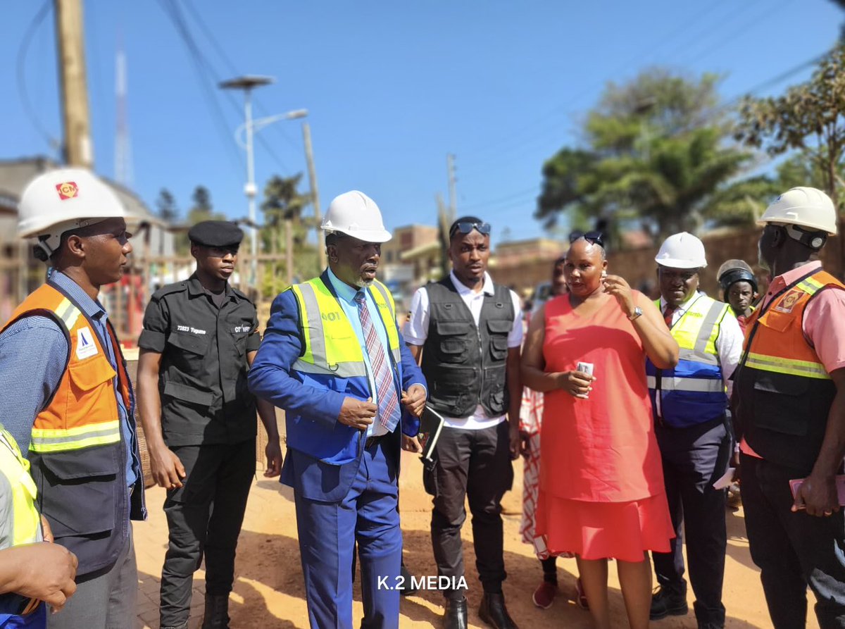 mrmoshlive's tweet photo. ROADING UP KAMPALA CITY
Yesterday we went on a site tour of roadworks at the Kabalagala junction and Nsambya Estate to find out what’s causing delays.
▪️Engineers pledged to have the works finished by January.
▪️We urged them to employ area youth even if it’s part-time. #kcca #roads