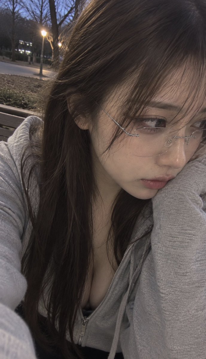 xke4jt's tweet photo. 散歩中〜寒くなってきたね　#裏アカ女子 https://t.co/WBqQUWUNRh