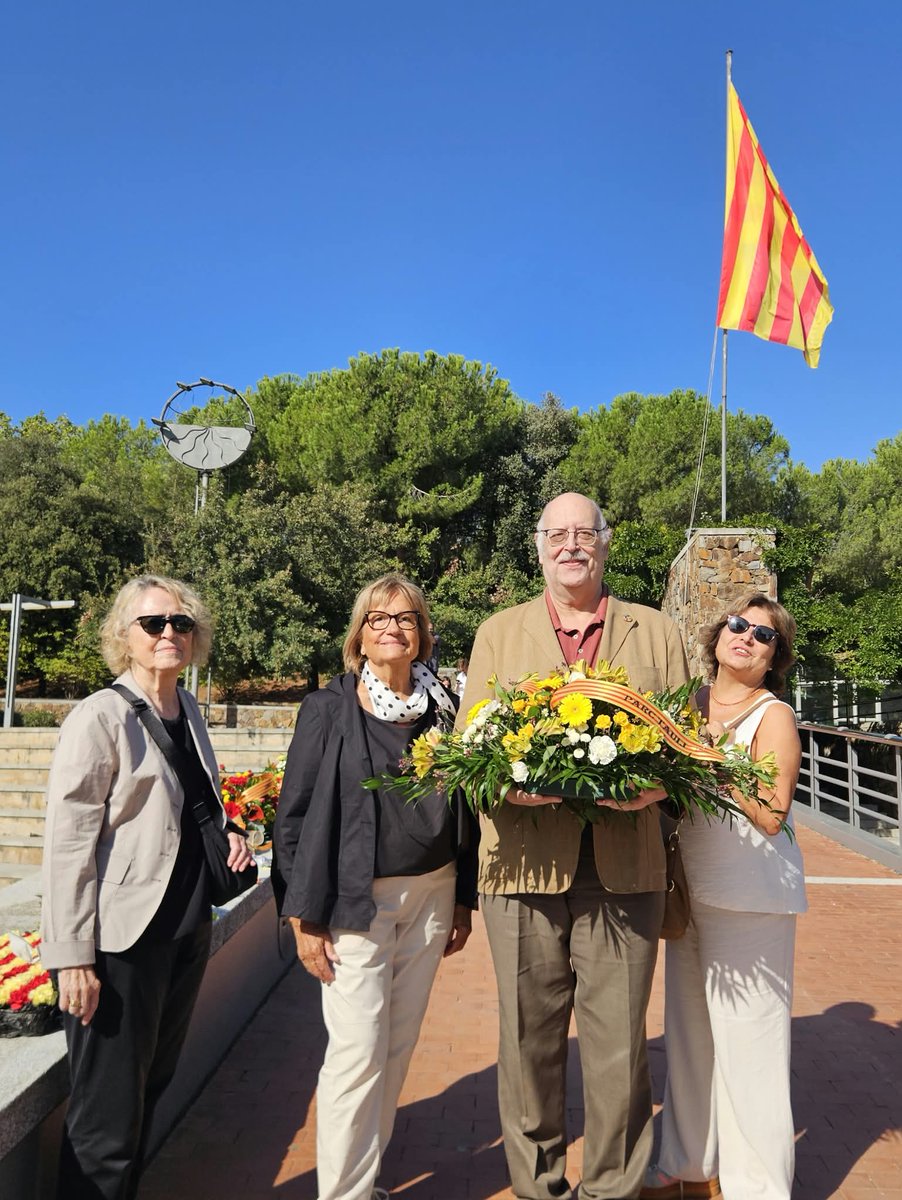 parctauli's tweet photo. 🎉 Bona Diada Nacional de Catalunya! ❤️💛

La Dolors Costa, Presidenta del #ParcTaulí, la Maria Jesús Cubells Larrosa, el Josep Masip Suets i la Maria José Torres Segura, membres del Consell de Govern, posen l’ofrena floral al Parc Catalunya https://t.co/5hYa5b6CFH