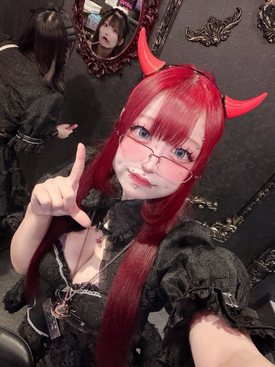 Revinad9pm's tweet photo. ✞召喚✟
今日は四国フェア最終日だよ〜！
後ろにもちゅんさんが…もちゅんさんが…

#自撮り界隈 #自撮り界隈さんと繋がりたい #いいね返し #コンカフェ #日本橋 #地雷系 #コンカフェ営業 #ピアス #ピアス女子 #ピアス好きな人と繋がりたい https://t.co/qEQYPClPhi