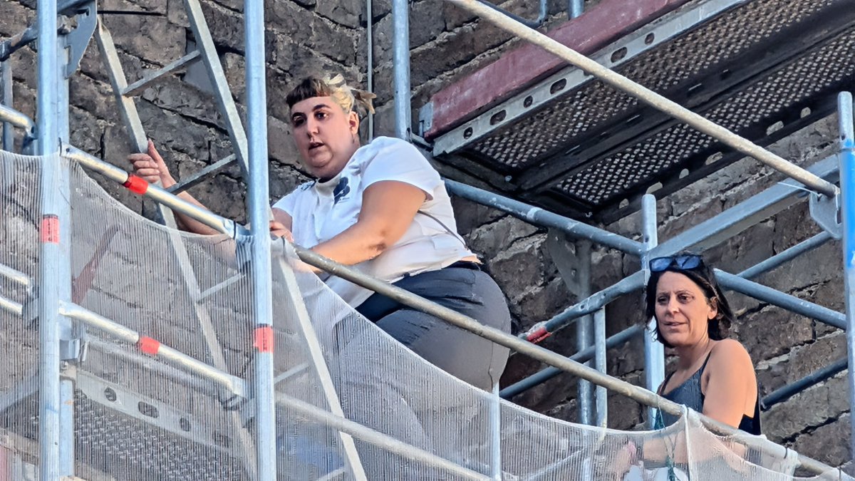 SergiMaranya's tweet photo. 🤔 Quin era l’objectiu d’aquestes dones, situades en una bastida davant del Fossar de les Moreres i en ple acte d’Aliança Catalana? https://t.co/XwRxNZavqf