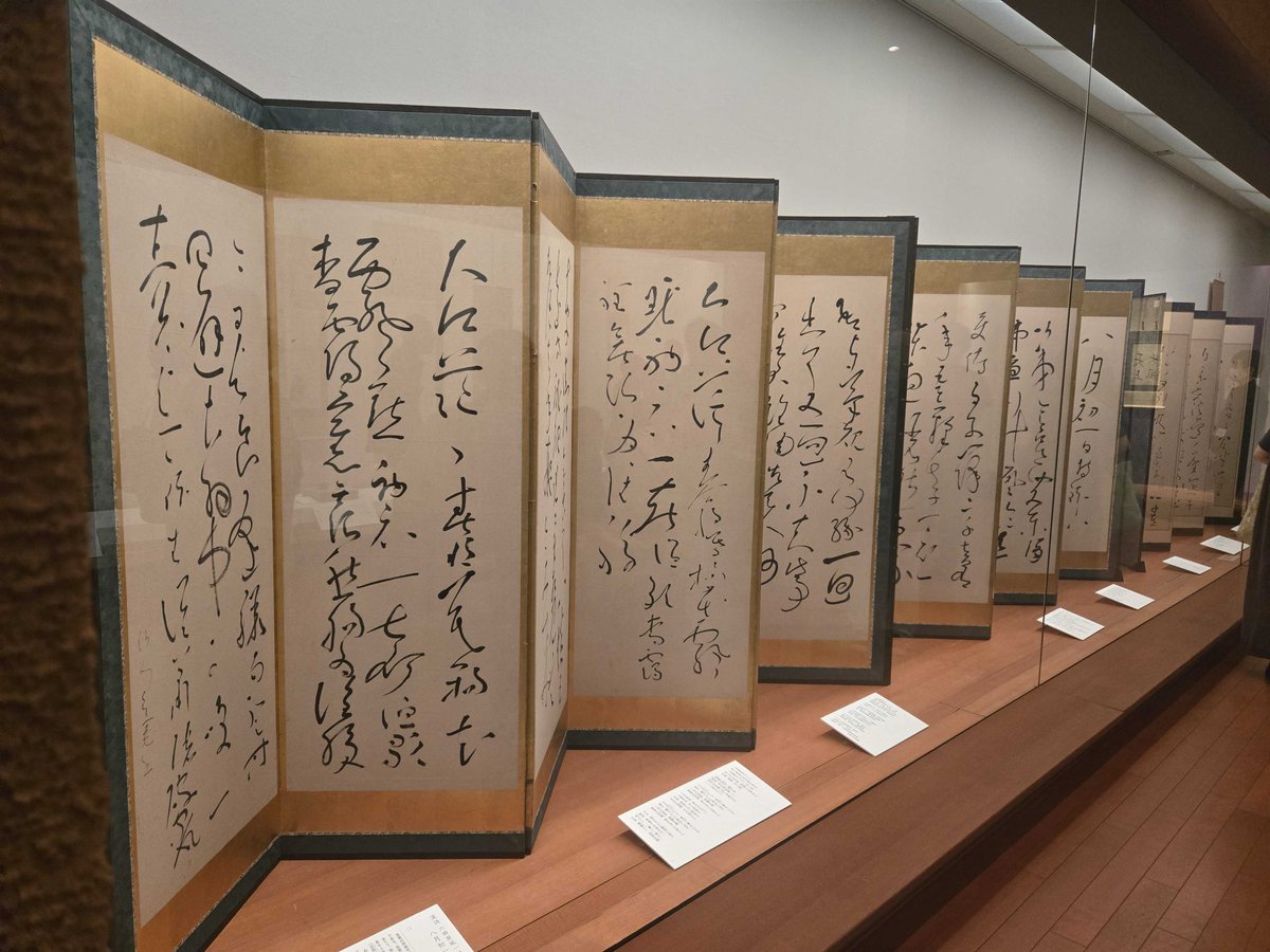 kyotodeasobo's tweet photo. 📣速レポ
9/12（土）より #細見美術館 で開催の特別展「良寛さんーその人と禅ー」の内覧会に参加しました！

江戸時代後期の禅僧で、優れた歌人・漢詩人・書家として知られる良寛。本展ではその貴重な作品約100点（展示替含む）が一堂に紹介されています。

良寛は特定の寺院の住職にはならず、山里の草庵で托鉢をしながらひとり清貧に暮らしました。
作品の多くは日々の生活や心情、仏教の教えなどから創作した詩や歌で、子どもたちとのふれあいや友人との交流など、その暮らしぶりや人となりが伝わってきます。自由闊達でリズミカルな芸術性の高い書体も特徴で、まるで文字が宙を舞っているかのようです。

注目は今回が46年ぶりの一般公開という代表作《天上大風》。子どもたちにせがまれて凧に書いたというこの書には、凧が天高く上るようにという子どもたちに応える思いと、天には仏の慈悲の風が吹いているという仏教的意味も込められているそうです。

また、良寛から影響を受けたりその作品を愛好した文化人も多く、今回の展示品にも吉川英治や安田靫彦、北大路魯山人などの旧蔵品が含まれます。
時代を超えて人を魅了する、良寛の慈愛に満ちた人柄と自由かつ穏やかな生き方に触れられる展覧会です。

📷写真は許可を得て撮影したものです（一般撮影不可）

👇展覧会の詳細は続きから