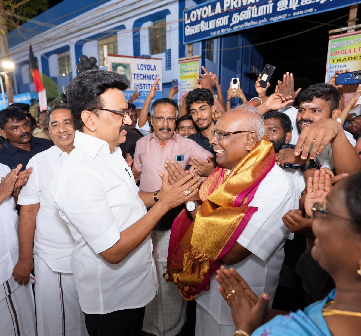 mkstalin's tweet photo. சிரித்த முகம் - சிந்தையைக் கவரும் தமிழ் – மதுரை மண்ணின் மணம் ஆகியவற்றால் உலகெங்கும் வாழும் தமிழர்களின் பேரன்பைப் பெற்ற பேராசிரியர் சாலமன் பாப்பையா அவர்களின் மறைவுச் செய்தி கேட்டு மிகுந்த அதிர்ச்சியும் ஆற்றொணாத் துயரும் அடைந்தேன்.

திருக்குறளுக்கு உரை கண்டவர், புறநானூற்றுக்குப் புதிய வரிசை கண்டவர், கம்பனையும் ஆய்ந்தறிந்தவர் எனப் பண்டைத் தமிழிலக்கியத்தில் எந்த அளவுக்கு விற்பன்னராகத் திகழ்ந்தாரோ, அதே அளவுக்கு எளிய மொழியில் நகைச்சுவையாகப் பேசும் திறனும் கைவரப் பெற்றவராகப் பாப்பையா அவர்கள் திகழ்ந்தார்.

பொங்கல், புத்தாண்டு உள்ளிட்ட பண்டிகை நாட்கள் பாப்பையாவின் பட்டிமன்றத்தோடுதான் தமிழர்களுக்குத் தொடங்கும் எனும் அளவுக்குத் தமிழர்களின் அன்றாட வாழ்க்கையோடு இரண்டற இயைந்துவிட்ட பெருமைக்குரியவர் பேராசிரியர் சாலமன் பாப்பையா அவர்கள். பட்டிமன்றம் என்றாலே பாப்பையாதான் எனக் கூறும் அளவுக்குத் தமிழ்நாடு மட்டுமல்லாது, உலகின் பல நாடுகளிலும் பல்லாயிரம் பட்டிமன்றங்களுக்கு நடுவராக இருந்தவர். தற்கால மதுரையின் பெருமைமிகு அடையாளமாகவே மாறிப் போனவர். பாப்பையா பரம்பரை எனச் சொல்லத்தக்க அளவுக்குத் தன்னைப் போலவே பல பேச்சாளர்களைத் தமிழுக்குக் கொடையாகத் தந்தவர்.

தலைவர் கலைஞர் மீதும் என் மீதும் மிகுந்த அன்பைப் பொழிந்தவர் பேராசிரியர் பாப்பையா அவர்கள். கழகம் ஆட்சியில் இருந்தாலும் இல்லாவிட்டாலும் அவர் எங்கள் மீது காட்டும் அன்பில் எந்த மாற்றமும் இருந்ததில்லை. எப்போது சந்தித்தாலும் புன்னகையோடும் வாஞ்சையோடும் கரங்களைப் பற்றிக்கொள்ளும் அன்பிலான உறவை நாங்கள் கொண்டிருந்தோம். 

கடந்த ஆண்டு மே மாதம் பல்வேறு நிகழ்ச்சிகளில் கலந்துகொள்வதற்காக நான் மதுரை சென்றிருந்தபோது நடந்த மக்கள் சந்திப்பில் அவரது வீட்டு வாசலுக்கு வந்து என்னை வரவேற்றார். சில மாதங்களுக்கு முன்புதான் துணைவியாரை இழந்திருந்த பேராசிரியரிடம், “உடல்நலனைப் பார்த்துக்கொள்ளுங்கள்” என்று சொல்லிவிட்டு வந்தேன். அவர் இன்று நம்மை விட்டுப் பிரிந்ததை மனம் ஏற்க மறுக்கிறது.

தனது அரும்புதல்வர்களுள் ஒருவரைத் தமிழ்த்தாய் இழந்துவிட்டாள். பேராசிரியர் சாலமன் பாப்பையா அவர்களை இழந்து தவிக்கும் அவரது குடும்பத்தார்க்கும் மதுரை மக்களுக்கும் உலகெங்கும் வாழும் அவரது இரசிகர்களுக்கும் எனது ஆழ்ந்த இரங்கலையும் ஆறுதலையும் தெரிவித்துக் கொள்கிறேன்.