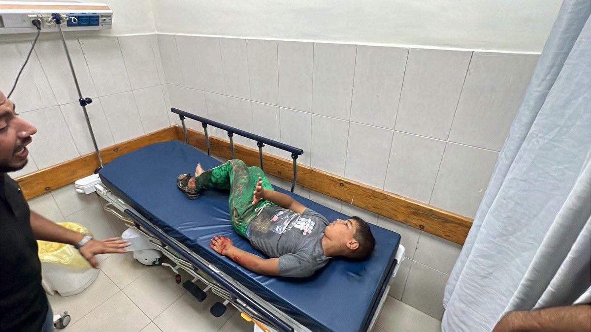 LayanMoham59599's tweet photo. Children were injured in an attack in Al-Mawasi a short while ago. https://t.co/KpOvbJXQHV