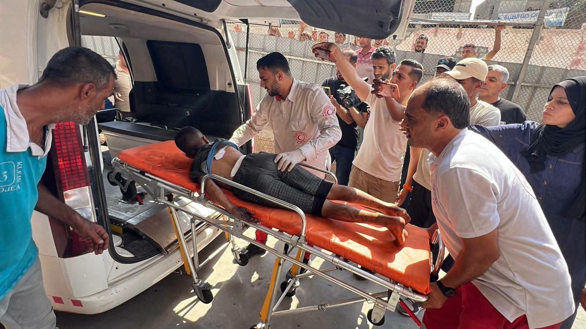 LayanMoham59599's tweet photo. Children were injured in an attack in Al-Mawasi a short while ago. https://t.co/KpOvbJXQHV