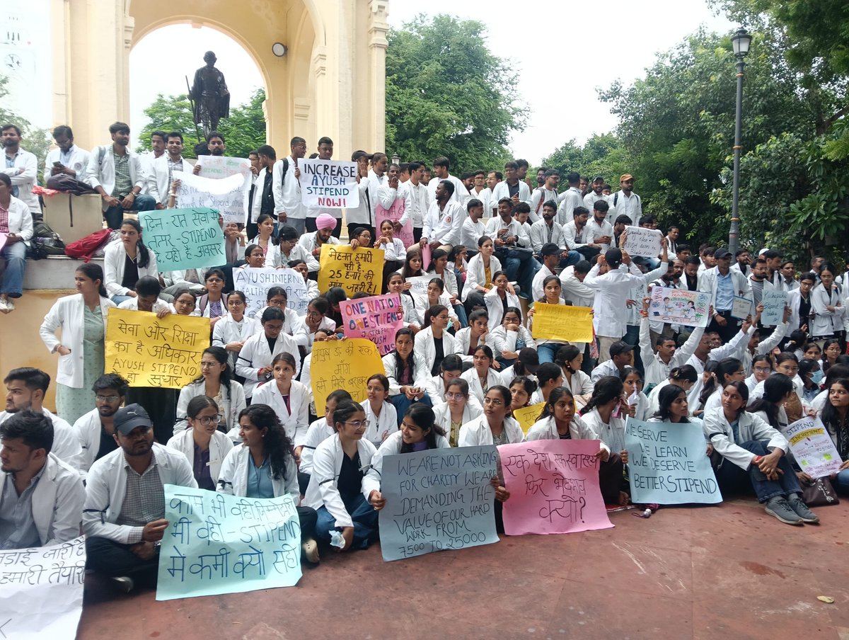 Tanyasi9gh's tweet photo. Equal work deserves equal stipend — our voice will continue until justice is done.
#25kforAYUSH
#hikeAYUSHstipend
#AYUSHInternsUP https://t.co/1N0VIgNUr2