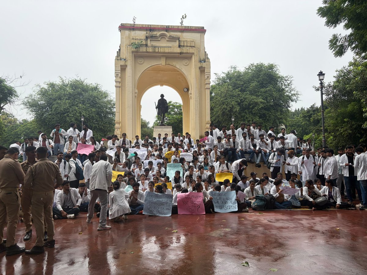 Tanyasi9gh's tweet photo. Equal work deserves equal stipend — our voice will continue until justice is done.
#25kforAYUSH
#hikeAYUSHstipend
#AYUSHInternsUP https://t.co/1N0VIgNUr2