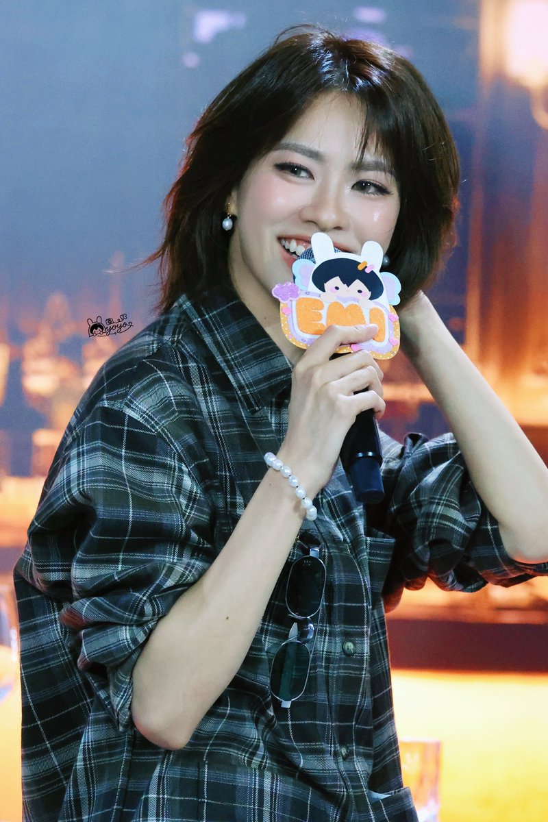 yuyuyu425127's tweet photo. I love these effortless little moments of Emi. Every look and every smile feels worth holding onto.🧡

#MoonshadowSeriesLIVE  
#emiamily https://t.co/cVsbh0coZm