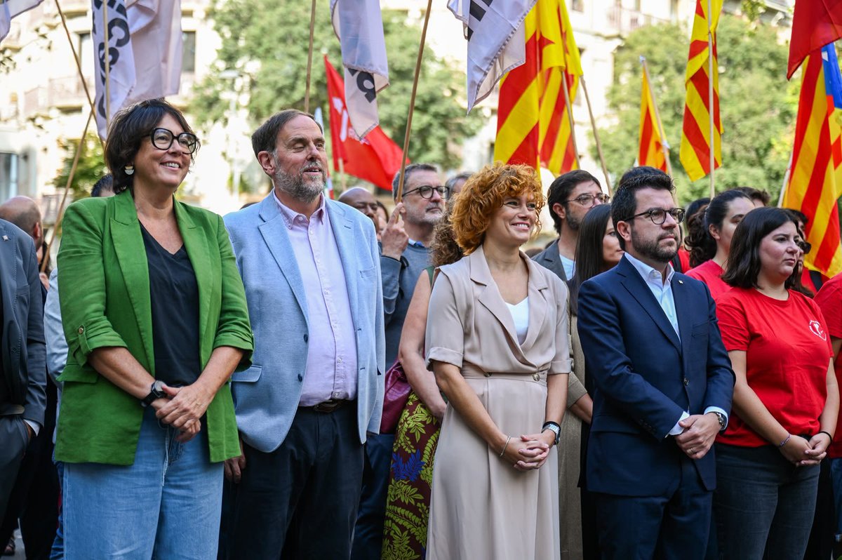 Elisendalamany's tweet photo. Només un país fort pot guanyar un país nou. I, per això, cal continuar fent país. Davant dels reaccionaris, però també d’aquells que administren resignació i no tenen ambició nacional.

Cap a la llibertat, continuarem fent país amb orgull.

Bona Diada Nacional de Catalunya! https://t.co/G98EpFTDPL