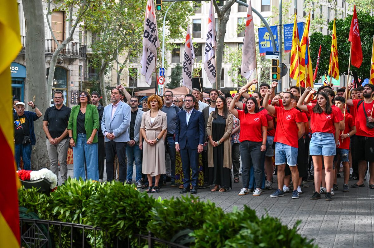 Elisendalamany's tweet photo. Només un país fort pot guanyar un país nou. I, per això, cal continuar fent país. Davant dels reaccionaris, però també d’aquells que administren resignació i no tenen ambició nacional.

Cap a la llibertat, continuarem fent país amb orgull.

Bona Diada Nacional de Catalunya! https://t.co/G98EpFTDPL