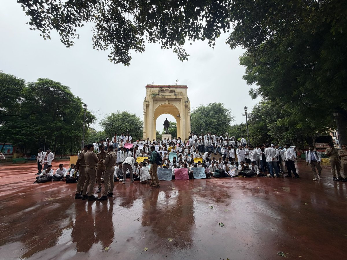 Tanyasi9gh's tweet photo. Equal work deserves equal stipend — our voice will continue until justice is done.
#25kforAYUSH
#hikeAYUSHstipend
#AYUSHInternsUP https://t.co/1N0VIgNUr2