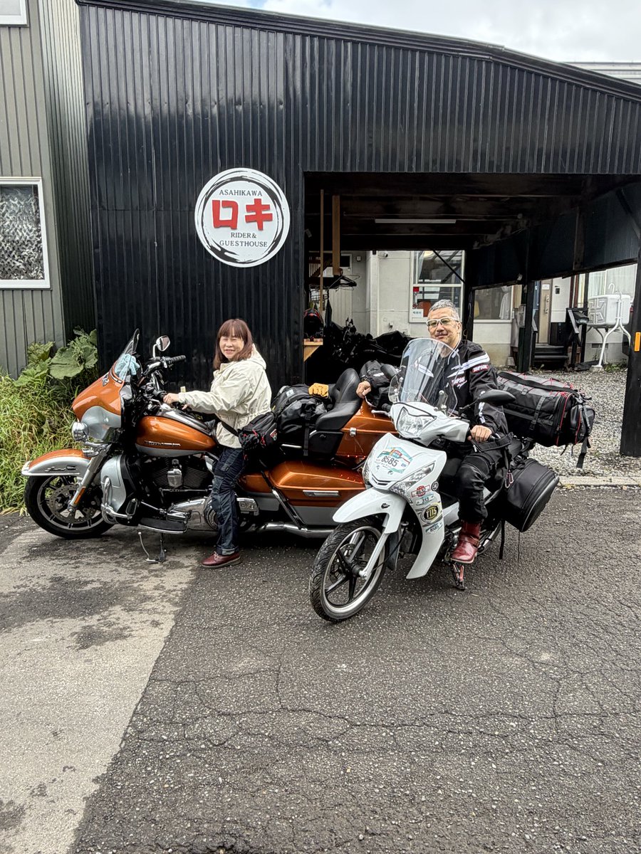 raidrhouseROKI's tweet photo. 愛���から素敵なご夫婦
昨年はご主人がソロで今年はご夫婦でお越しくださいました😊

9月空きありますのでご予約ください😊

女性も気軽に泊まれる宿
フェリー降りたらとりあえずロキ😊
＊『日本一周の旅人』応援宿

#ライダーハウスロキ #旭川ロキ #ロキ #北海道ツーリング #バイク女子 https://t.co/EXww2GFR38