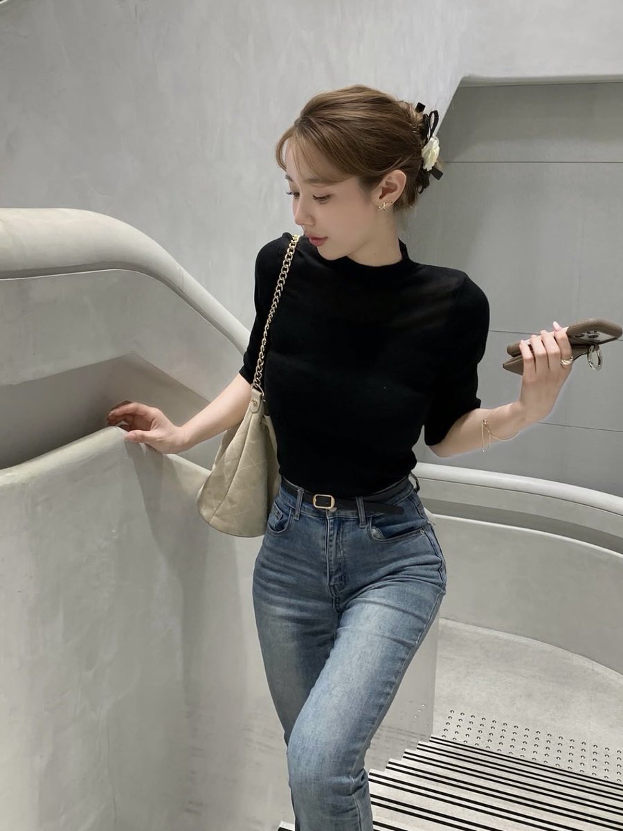miwoooxy's tweet photo. お気にコーデ✨黒Tにデニムが
1番大人可愛くなれる気がする🖤 https://t.co/AWixkTS8W3