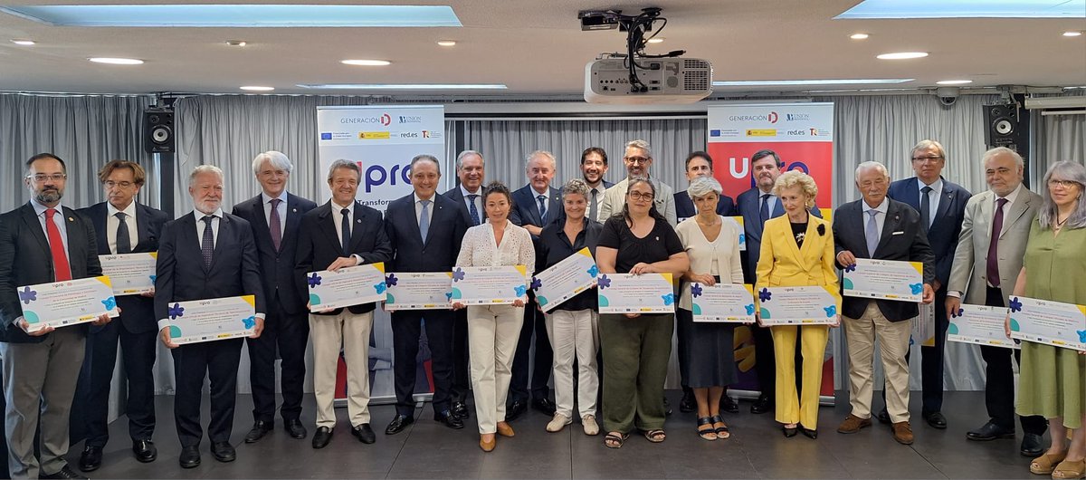 Farmaceuticos_'s tweet photo. 💻 @UProfesional clausura #UPRO, programa formativo en digitalización pionero en nuestro país.
⚪ Más de 7.000 farmacéuticos se han formado en Competencias DIgitales.
💬 Jesús Aguilar, @PresidenteCGCOF: "Cuando unimos fuerzas en favor del interés general, los resultados son excepcionales".
📰 https://t.co/4FdtxRvPp3