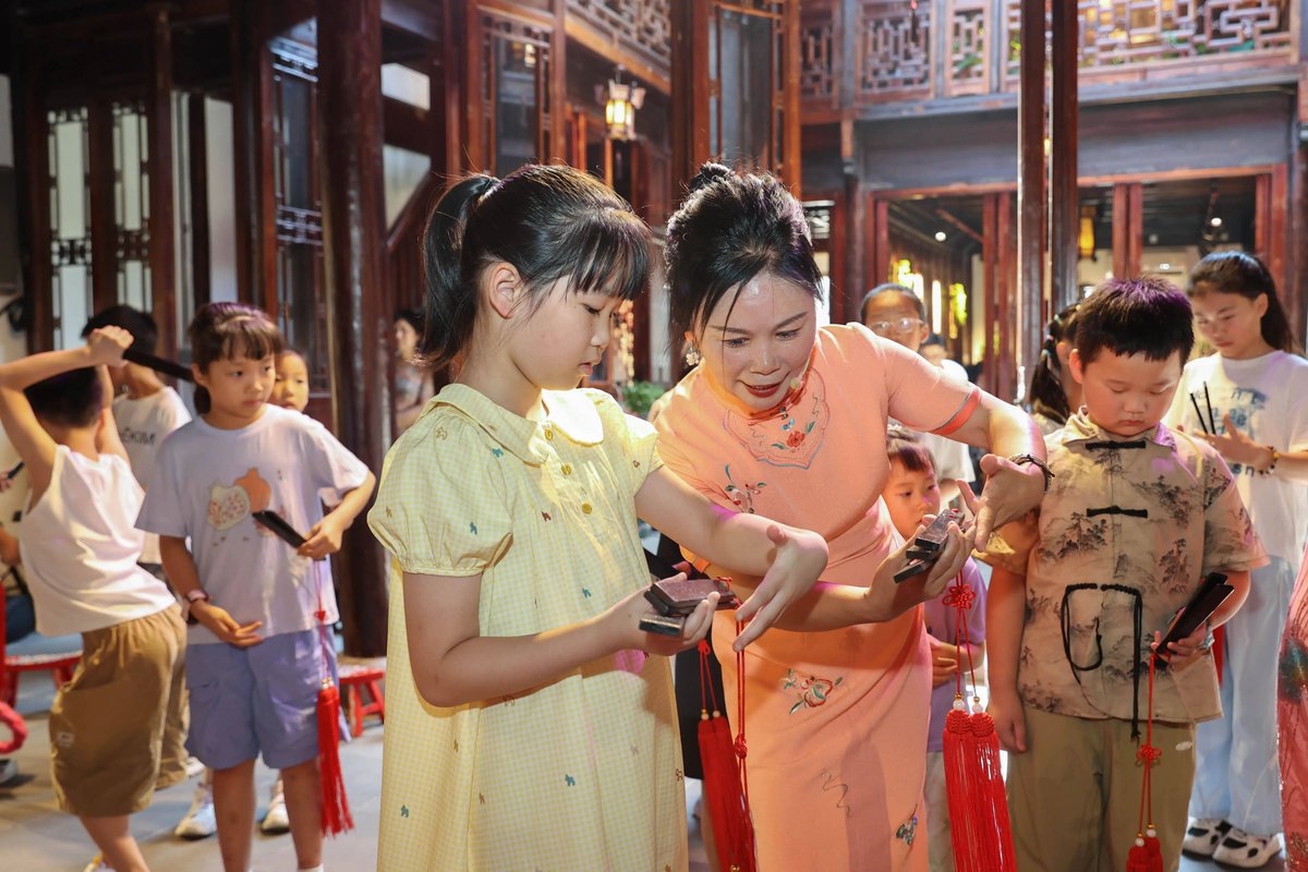 Hi_Deqing's tweet photo. A Qing dynasty ruin in Deqing's Qianyuan town transformed into "Mahua Hall"—where retired teacher Hu Lihong now trains kids in opera, snagging two national "Little Plum Blossom" awards.
#Deqing #IntangibleHeritage #ChineseOpera #HeritageRevival #Zhejiang #CulturalPreservation https://t.co/sEsvX0uUS9