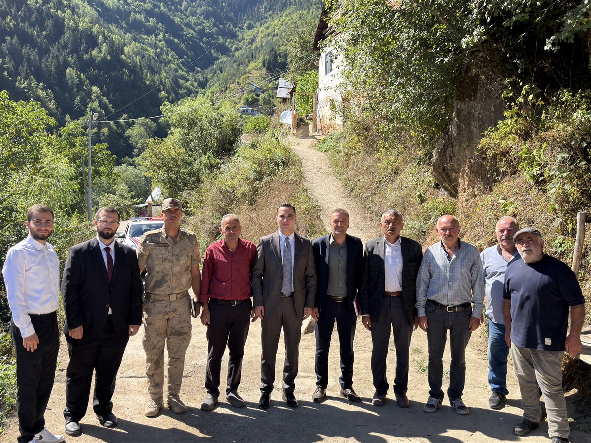 KurtunKy's tweet photo. 📍Aşağı Karadere Köyü

Kaymakamımız Sayın Ahmet Faruk Beyazıt, İlçe Jandarma Karakol Komutanı İsak Karakeçi, İlçe Müftüsü Yaser Atmaca ve SYDV Müdürü Serhat Düzgün ile birlikte 11 Kasım 2025 tarihinde Azerbaycan-Gürcistan arasında meydana gelen elim uçak kazasında şehit olan 20 kahramanımızdan biri olan Hava Uçak Bakım Astsubay Başçavuş Akın Karakuş’un ailesine ziyaret gerçekleştirdi. 

Başta şehidimiz Akın Karakuş olmak üzere vatan uğruna can veren tüm şehitlerimizi rahmet, minnet ve dualarla yâd ediyoruz. 

Ruhları şad, mekânları cennet olsun.🇹🇷