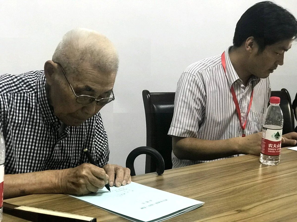 Hi_Deqing's tweet photo. Deqing teacher Shi Jianqing taught for decades, funded poor students, and signed his body donation papers at 94—fulfilling that promise upon his recent passing at 100. From classroom to beyond, this educator's final act embodies lifelong dedication.#Deqing #OrganDonation https://t.co/mTVGSPCuVT