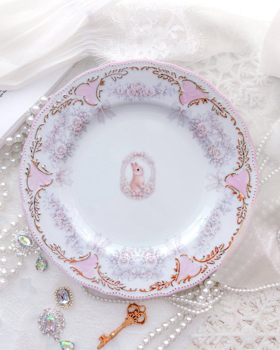blanche_neige_x's tweet photo. 私が作る食器のピンクには金が入っているから、発色が美しいのです。

縁取りの模様の金も本金です✨ https://t.co/kUOd4dYoiM