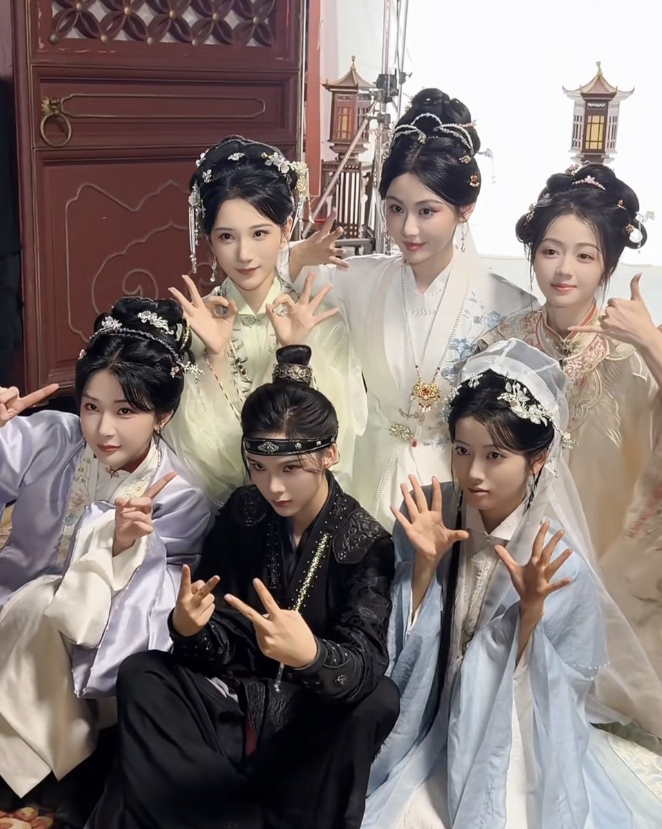 Svrluvashang's tweet photo. 260911 조새아개인공작실 샤오홍슈 속의 상이 모음🫶🏻
초미녀 여섯자매 안할 수가 없겠지
#阿尚 #아상 #Ashang https://t.co/dzPDuneh9U
