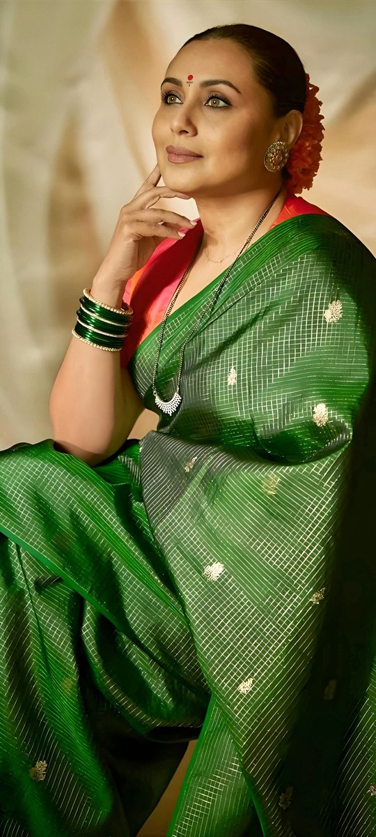 WallpaperIndian's tweet photo. Decades in cinema, but her grace remains completely untouched 😘
The one and only 👑 Rani Mukerji 💚
#RaniMukerji #Rani https://t.co/Orx7IOvucT