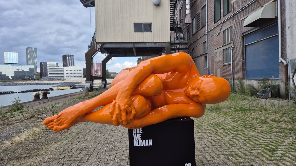 ArtsTalkMaga's tweet photo. BIG ART is an impressive pop-up fair/exhibition of . . . err . . .big art in the former Codrico factory in Rijnhaven in Rotterdam. Really spectacular and well worth a visit. Read our review here https://t.co/z8JaBzJU2A https://t.co/RUTeb8tjK7