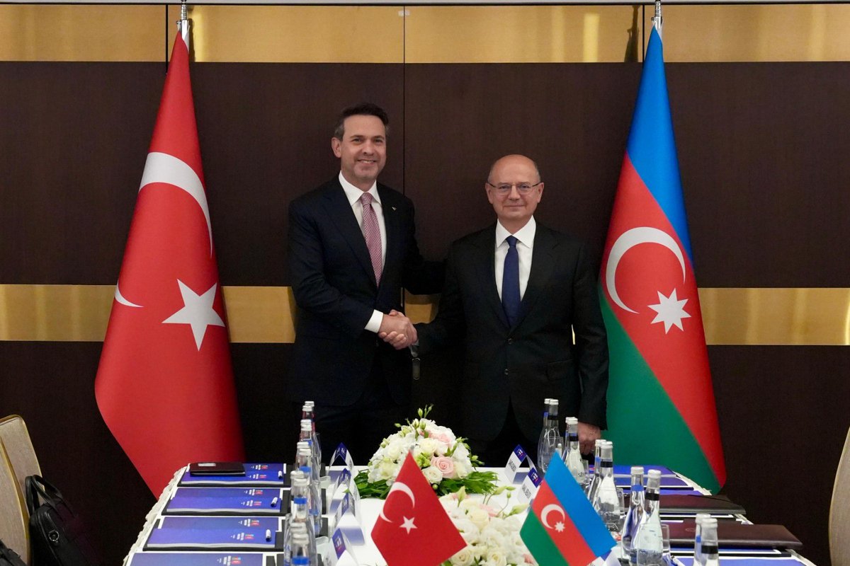UrlaMedya's tweet photo. Enerji Bakanı Bayraktar, Azerbaycan’da
https://t.co/mT79yg5lSI https://t.co/GCs7zhZzQZ