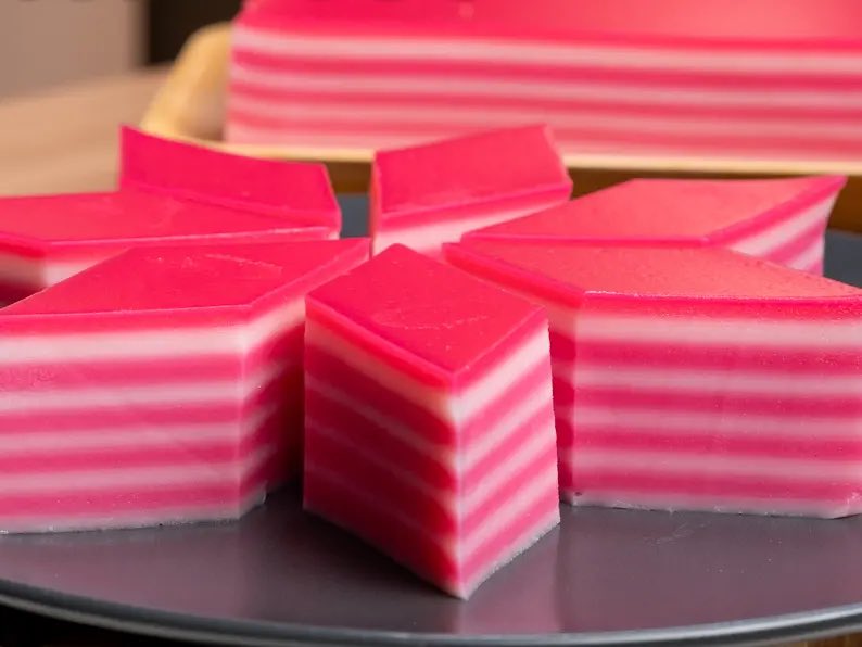mwwonwoo's tweet photo. pernah tengok kuih lapis tak? haa kuih ni namanya kuih lapis.

bodoh kau dan rakan seperjuangan kau ibarat kuih lapis ni lah. tarik selapis, muncul lagi selapis kebodohan tu. kalau masuk sepotong terus dalam mulut, rasa penuh kan? macam tu lah betapa padatnya kebodohan korang.

tu suara hoshi saja saja ejek wonwoo. hoshi bukan rapper pun dalam group. lain kali jangan menyibuk konon terpaling savage tapi tak tahu hujung pangkal. bukan kau faham pun dark jokes ke inside jokes ke. kesian nak cari kelemahan tapi tak jumpa. mungkin boleh try cari dalam bermuda triangle.