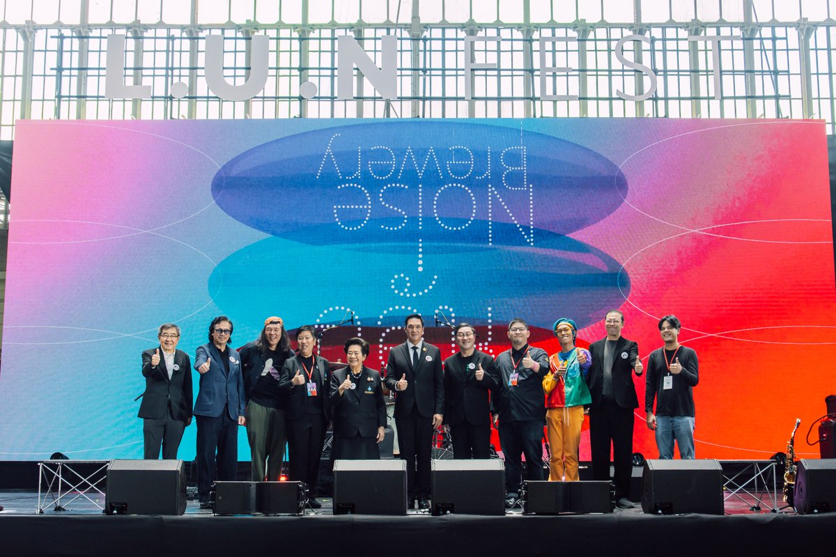 CM2Connect's tweet photo. “ลั่น เฟสติวัล (L.U.N FEST)” เปลี่ยนสเปซประวัติศาสตร์ สู่ปรากฏการณ์ดนตรีแห่งปี
จัดเต็ม! เพลย์ลิสต์สุดมัน จากทัพศิลปิน  กระหึ่มสถานีกรุงเทพ (หัวลำโพง)

ผ่านพ้นไปด้วยความประทับใจ สำหรับเทศกาลดนตรี “ลั่น เฟสติวัล (L.U.N FEST)” ที่เนรมิตพื้นที่สเปซประวัติศาสตร์ให้กลายเป็นเทศกาลดนตรีแห่งปี ณ สถานีกรุงเทพ (หัวลำโพง) ต่อยอดความสำเร็จในโปรเจกต์ MUSIC INDUSTRY NEXUS    โดย สถาบันดนตรีกัลยาณิวัฒนา ที่ผนึกกำลังผู้เชี่ยวชาญในอุตสาหกรรมดนตรี มุ่งยกระดับวงการเพลงไทยสู่ระดับสากล เพื่อสร้างเครือข่ายความเชื่อมโยงระหว่างศิลปินมืออาชีพ อุตสาหกรรมดนตรีและสถาบันการศึกษา ผ่านแนวคิด “กลั่น•ลั่น•เล่า”  โดยได้รับเกียรติจาก คุณดนุพร ปุณณกันต์ผู้ช่วยรัฐมนตรีประจำกระทรวงการอุดมศึกษา วิทยาศาสตร์ วิจัยและนวัตกรรม ผู้แทนรัฐมนตรีว่าการกระทรวงการอุดมศึกษาฯ กล่าวเปิดงานพร้อมร่วมถ่ายภาพกับคณะผู้บริหารสถาบันดนตรีกัลยาณิวัฒนา ได้แก่ รศ.คุณหญิงวงจันทร์ พินัยนิติศาสตร์ นายกสภา, ผศ.ดร.อโณทัย นิติพน   รักษาการแทนอธิการบดี รวมถึง นายแพทย์สุรพงษ์ สืบวงศ์ลี ที่ปรึกษาโครงการ Music Industry Nexus มหาวิทยาลัยเครือข่ายความร่วมมือ และนักศึกษาผู้เข้าร่วมโครงการ ลั่น (L.U.N Live Unit Network)   
“ลั่น เฟสติวัล (L.U.N FEST)” จัดเต็ม! ทั้งระบบ แสง สี และเสียง จัดหนัก! ด้วยไลน์อัปศิลปินหลากสไตล์      ทำเอาแฟน ๆ ตื่นตาตื่นใจไปกับ 2 เวทีหลัก        เริ่มจากเวที  “กลั่น” หรือ “NOISE BREWERY STAGE” เวทีใหญ่ใจกลางโถงสถานีหัวลำโพง มาพร้อมทัพศิลปิน 
Tattoo Colour, "BANK" SORNRAM, GALCHANIE, GENE KASIDIT, ANNALYNN, ASIA7, สิงโต นำโชค      และ Foon (ฝุ่น) รับช่วงส่งต่อความมันอย่างต่อเนื่องตลอดทั้งวันยันค่ำ ไปกับเวที L.U.N STAGE  เวทีที่ตั้งอยู่บริเวณชานชลารถไฟสุดคลาสสิก        โดยเปิดเวทีให้ศิลปินรุ่นใหม่ได้โชว์ฝีไม้ลายมือ          ไม่ว่าจะเป็น  HOT LIKE HELL,  murrph., UNDA ALUNDA, Par-T (พาที), THE PUBLISH, B35 บรม ๓๕ และ ภูมิจิต  
ประเดิมเวทีใหญ่ ด้วยศิลปิน ASIA7      ที่นำซาวด์เอเชียนป๊อปมาผสานกลิ่นอายเวิลด์มิวสิกและเครื่องดนตรีพื้นบ้านไทย เรียกเสียง
ฮือฮาจากผู้ชมอย่างล้นหลาม  ก่อนเปลี่ยนบรรยากาศไปยังเวทีชานชลาเพิ่มดีกรีควาคึกคักกับโชว์ของ HOT LIKE HELL    ต่อเนื่องด้วยแนวเพลงอาร์แอนด์บีและโซลในสไตล์ของ GALCHANIE  ตามด้วยดนตรีอินดี้และอัลเทอร์เนทีฟจาก murrph.,     จากนั้นเร่งความมันขึ้นอีกระดับด้วยพลังดนตรีเมทัลคอร์จาก ANNALYNN   พร้อมเดินหน้าต่อกับซาวด์ของ UNDA ALUNDA ที่ผสานความหนักแน่นของร็อกเข้ากับลูกเล่นทางดนตรีจากแจ๊ส  เติมสีสันบนเวทีเมื่อ GENE KASIDIT ขึ้นปล่อยพลังผ่านเพลงอิเลกโทรป๊อปสุดจัดจ้าน    ตามด้วยเพลงอินดี้โฟล์กร็อกจาก
Par-T(พาที)         ก่อนถึงคิวของ "BANK" SORNRAM ที่ยกมนต์เสน่ห์ของศิลปะการแสดงลิเกมาเสิร์ฟถึงเวทีคอนเสิร์ต    ต่อด้วยพลังดนตรี
Alternative Rock จาก THE PUBLISH ก่อนเข้าสู่ช่วงที่แฟนเพลงได้อินกันต่อกับเสียงเพลงแนวอินดี้ป็อปจาก FOON (ฝุ่น) และโชว์สุดพิเศษจาก B35 บรม๓๕ ที่สร้างความประทับใจให้กับผู้ชม  จากนั้น สิงโต นำโชค       ขึ้นเวทีเรียกเสียงกรี๊ดด้วยบทเพลงป๊อบมีกลิ่นอายเซิร์ฟมิวสิก  
ต่อเนื่องด้วยพลังอินดี้ร็อก จาก ภูมิจิต ที่มาพร้อมบทเพลงถ่ายทอดเรื่องราวชีวิตและมุมมองต่อสังคม           ก่อนปิดท้ายด้วยโชว์สุดมันของวง
 Tattoo Colour  ที่ทำเอาทุกคนร้องตามกระหึ่มทั่วทั้งหัวลำโพง  
นอกจากไลน์อัปโชว์สุดพิเศษบนเวทีแล้ว ภายในงานยังสร้างแรงบันดาลใจผ่านโซน L.U.N Showcase และ Artists & Partners Exhibition ที่เปิดพื้นที่ให้ผู้ร่วมงานได้ค้นพบทั้งเสียงใหม่ ศิลปินใหม่ และโอกาสใหม่ ๆ ในโลกของดนตรี พร้อมเปิดโอกาสให้คนในวงการเพลงได้พบปะและแลกเปลี่ยนมุมมอง ซึ่งได้รับความสนใจจากผู้ร่วมงานอย่างคับคั่ง  
อีกหนึ่งไฮไลต์สำคัญคือการเปิดโอกาสให้นักศึกษากว่า 200 คน ได้ลงมือทำงานจริง ก้าวจากบทบาท “คนดู” สู่ “คนทำ”     พร้อมเก็บเกี่ยวประสบการณ์และทักษะต่าง ๆ   เพื่อเตรียมความพร้อมสู่การทำงานในอุตสาหกรรมดนตรีอย่างมืออาชีพต่อไป โดย L.U.N - Live Unit Network เหล่านักศึกษาไม่ได้เรียนรู้คอนเสิร์ตจากการนั่งดูอยู่หน้าเวที  แต่ต้องข้ามไปอยู่หลังเวทีและลองเป็นคนทำให้งานเกิดขึ้นจริง      ตั้งแต่ Project Manager, Artist Relations, Production, Stage, Sound, Lighting ไปจนถึง Marketing, PR, Content, Front of House            และ Audience Experience พวกเขาผ่าน Hackathon การออกแบบคอนเสิร์ต การเป็นทีม Host ใน Live House จริง การไป Support ทีมอื่น และการเผชิญกับสิ่งที่ไม่มี worksheet ไหนสามารถจำลองได้ทั้งหมด ทั้งเรื่องผู้ชม เรื่องเวลา รวมถึงแผนที่ต้องปรับเปลี่ยน และปัญหาหน้างานที่ต้องตัดสินใจในทันที          L.U.N FEST จึงเป็น Final Project ของกระบวนการทั้งหมด เมื่อแต่ละ Unit ต้องกลับมารวมกัน ทำงานเคียงข้างทีมมืออาชีพ และพิสูจน์ว่าสิ่งที่เคยเรียนและทดลองมาตลอดทางสามารถประกอบขึ้นเป็นเทศกาลจริงได้หรือไม่ จากคนที่เคยรู้จักคอนเสิร์ตในฐานะ “คนดู” สู่คนที่เริ่มมองเห็นว่าเบื้องหลังหนึ่งโชว์ต้องมีคนกี่แบบ ทำหน้าที่อะไร และต้องเชื่อมต่อกันอย่างไร  
สิ่งที่น่าสนใจของ L.U.N FEST อาจไม่ใช่แค่คำถามว่า “วันนี้มีใครเล่นบ้าง?” แต่คือคำถามว่า “ใครบ้างที่ทำให้วันนี้เกิดขึ้นได้?”    บนเวที ได้เห็นศิลปินที่กำลังกลั่นประสบการณ์ของตัวเองออกมาเป็นงาน        และหลังเวที ได้เห็นคนรุ่นใหม่กำลังสร้างประสบการณ์แรก ๆ ที่วันหนึ่งอาจกลายเป็นความรู้  และบางทีนี่อาจเป็นภาพของคำว่า Nexus ที่ชัดที่สุด    ไม่ใช่เพียงการเอาคนในวงการมาอยู่ในสถานที่เดียวกัน แต่คือการทำให้ความรู้ คน และการลงมือทำ เดินทางถึงกันจริง ๆ ที่กลั่น จากประสบการณ์ สู่ความรู้ และลั่น จากความรู้ สู่ประสบการณ์

ติดตามภาพบรรยากาศย้อนหลังของงาน “ลั่น เฟสติวัล (L.U.N FEST)” 
ได้ทาง Social Media MUSIC INDUSTRY NEXUS ทุกช่องทาง
https://t.co/pTHN1W1NTt
#LUNFest2026 #LiveUnitNetwork
#MusicIndustryNexus #PGVIM #HuaLamphong