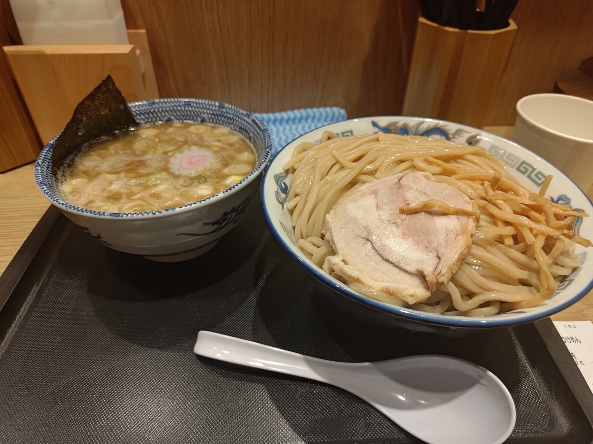 ice_wani's tweet photo. 名古屋駅地下に　六厘舎の系列店があるとききすすりにおじゃま

スープにネギがたくさん入っていて
よきよき https://t.co/gUuoyJK427
