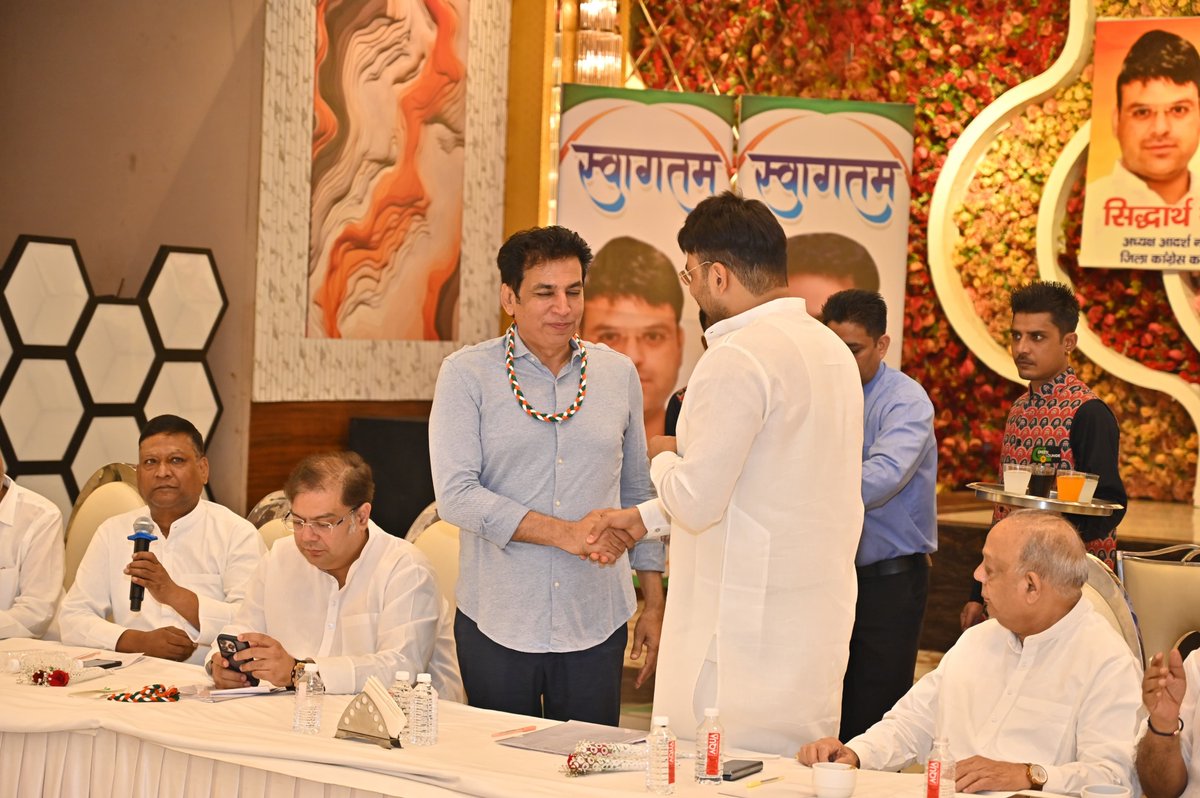 INCDelhi's tweet photo. आज दिल्ली कांग्रेस सह प्रभारी @danishabrar2016 जी एवं प्रदेश अध्यक्ष @devendrayadvinc जी ने आदर्श नगर जिला कांग्रेस कमेटी के तत्वावधान में आयोजित मासिक बैठक की अध्यक्षता की।

इस दौरान आगामी डूसू चुनाव की तैयारियों एवं संगठन से जुड़े विभिन्न महत्वपूर्ण विषयों पर विस्तृत चर्चा हुई।
बैठक का आयोजन जिलाध्यक्ष श्री @sidharthraoinc ने किया जिसमें पूर्व मंत्री मंगत राम सिंघल जी, पूर्व विधायक हरी शंकर गुप्ता जी, प्रदेश उपाध्यक्ष @Cpmittal_INC जी, संगठन प्रदेश महासचिव गौरी शंकर शर्मा जी,पूर्व विधानसभा प्रत्याशी शिवांक सिंघल जी सहित कांग्रेस के वरिष्ठ नेता एवं कार्यकर्ता उपस्थित रहे।