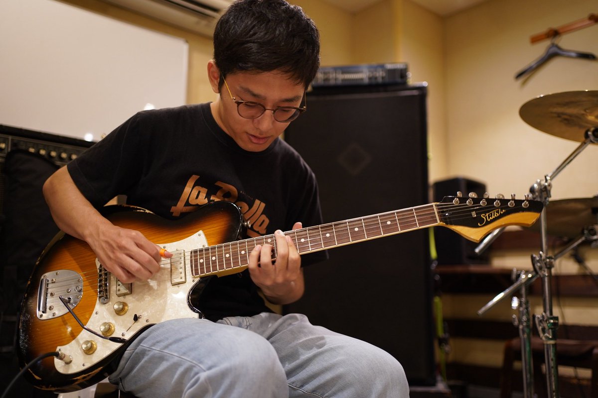 hiroyamada_jp's tweet photo. 新たに西村ケント / KENT NISHIMURA さんがstilblu EFLOの使用アーティストに加わりました!
ソロギターの世界でその卓越した才能を発揮し新たな表現への挑戦としてエレキギターを手にしstilblu EFLOを選んでくれました。
近日続報あり!ご期待ください🤙
#西村ケント #stilblu #EFLO #BlueGuitars https://t.co/QPQ4nns0cg