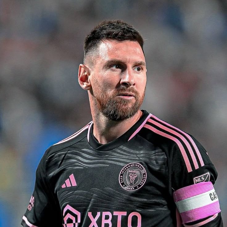 TouchlineX's tweet photo. 🚨 𝗖𝗥𝗔𝗭𝗬 𝗙𝗔𝗖𝗧: Lionel Messi has now reached 1,350 G/A in his career, more than any other footballer in history.

To put this into perspective:

A player could produce 50 G/A for 26 consecutive seasons and he would still NOT reach Messi's total. https://t.co/OMq3UFebaS