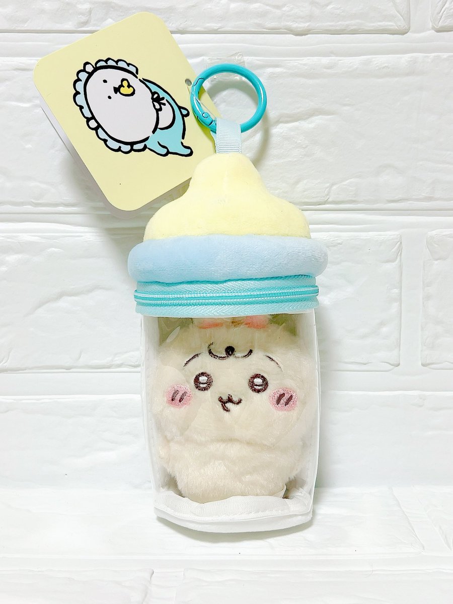 yunpome's tweet photo. ナガマの新商品『お座りマスコット持ち歩きポーチ』の哺乳瓶に、ちいかわベビーのマスコットをセットしてみた。

みっちみちで可愛いすぎる…🥹

ちなみに、キャベツうさぎがジャストフィット感あって大変可愛いです🥬

↓続いてUFO🛸↓ https://t.co/Dp0PjvWrYU