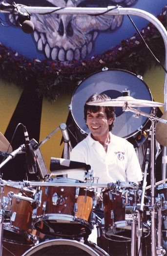 DDuzelier31403's tweet photo. Happy Friday everyone. Have a good day in music. ✌🎵 🎤🎸🎶 🔊
Happy 83rd Birthday to the Legend Mickey Hart. #HappyFriday #HappyBirthday #MickeyHart #GratefuldDead #RockOn #onthisday 
Get well soon, Tracy 🙏🫂 https://t.co/VB4xzqcfQj