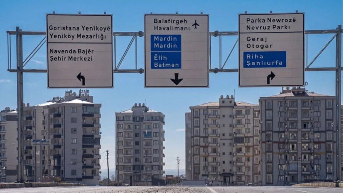 LogHaber's tweet photo. Ülkü Ocakları Eğitim ve Kültür Vakfı Genel Başkanı Ahmet Yiğit Yıldırım, Diyarbakır’daki Türkçe ve Kürtçe trafik tabelalarının süreç kapsamında asıldığını iddia eden İYİ Parti ve Zafer Partililere tepki gösterdi: 

Diyarbakır merkezde, Büyükşehir Belediyesinin sorumluluğundaki bazı yollarda yer ve yön tabelalarının yaklaşık 10 yıldır Türkçe ve Kürtçe olmak üzere iki dilli olarak kullanıldığı biliniyor. Buna rağmen, sanki bu tabelalar “Terörsüz Türkiye” süreciyle birlikte yeni asılmış gibi bir algı oluşturularak süreç üzerinden saldırıya geçildi.