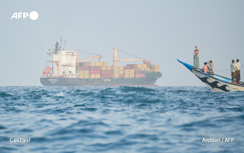 AFPespanol's tweet photo. Los hutíes de Yemen tomaron este viernes una isla de gran valor estratégico en el estrecho de Bab el Mandeb, que da acceso al mar Rojo desde el océano Índico, indicó un responsable local, quien añadió que ahora controlan la zona. Se trata de la isla de Perim #AFP https://t.co/vdXPUbgtjj