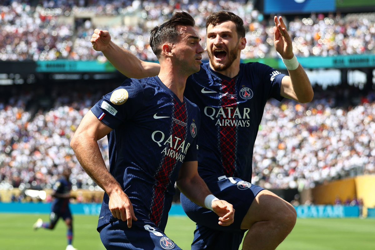 ActuFoot_'s tweet photo. Khvicha KVARATSKHELIA 🇬🇪 : 🗣️ « Pendant la Coupe du monde, JE REGARDAIS UNIQUEMENT LES MATCHES DE MES COÉQUIPIERS. 🥰

Parfois, JE N’AI PAS DORMI à cause de ces gars-là (en montrant Dembélé 🇫🇷 et Ruiz 🇪🇸 avec qui il a fait l’interview). 😁 »

UN VRAI GROUPE. ❤️￼💙

🎙️ @TheAthleticFC