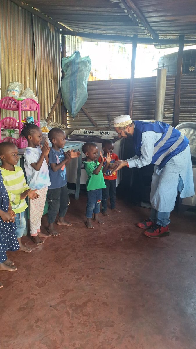 ProjectRiseDB's tweet photo. 15 centres. 900 children.
One shared effort to make a difference.
In Nairobi, our volunteers visited orphanages and rehabilitation centres to distribute food and spend time with the children.
 #DawoodiBohras #BeatTheHunger  @Bohras_EAfrica https://t.co/I36lNdA0DL
