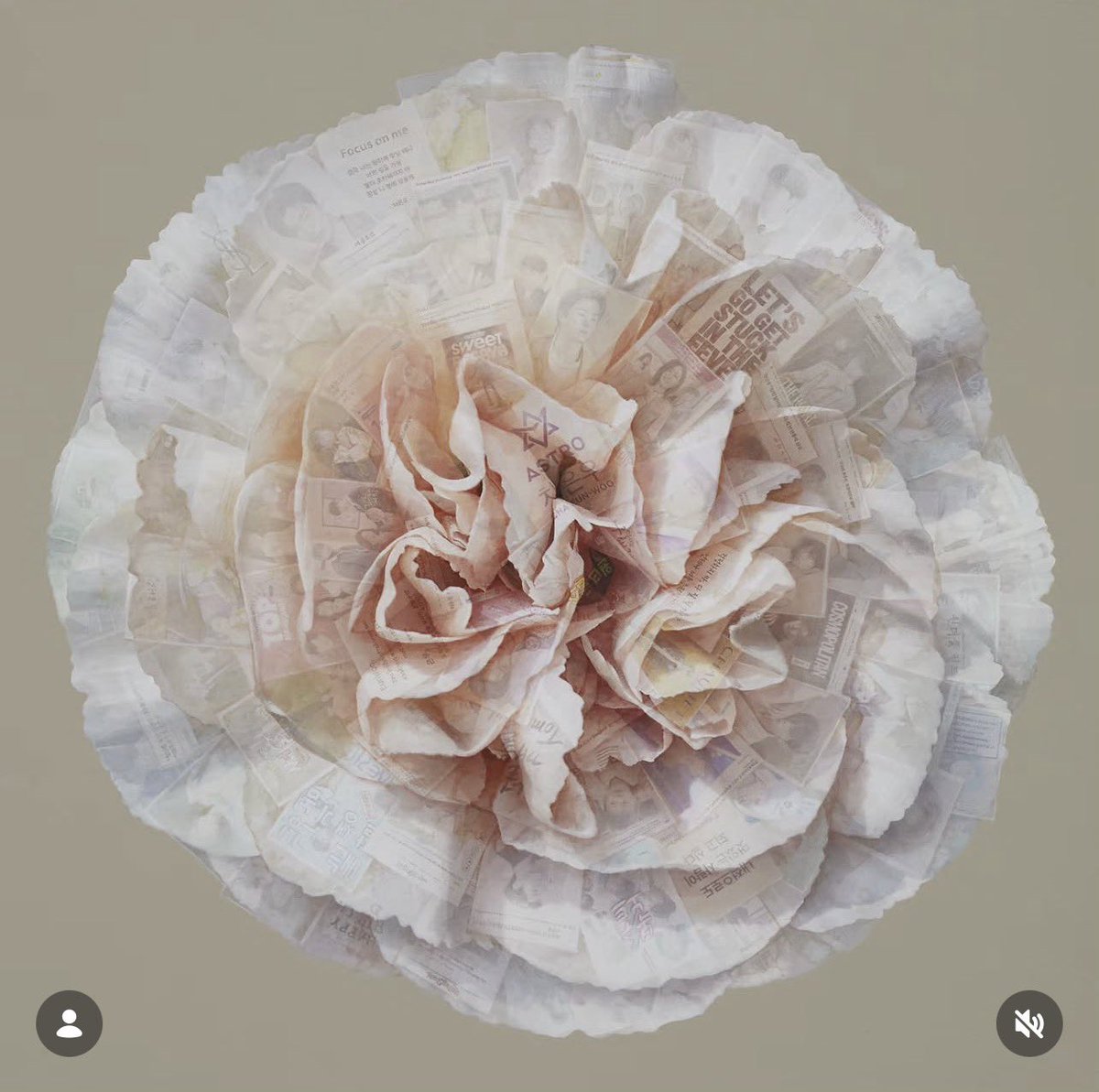 CEWProjects's tweet photo. 26.09.11

🗞️ “Cha Eun-woo’s Flower” by artist Kim Hyun-joo

According to an article by Seoul Finance, artist Kim Hyun-joo’s specially created work “Cha Eun-woo’s Flower” is currently featured in her solo exhibition 2026 Neo Flower: The Scent of Life Blooms into Flowers at Cheong Gallery, running through October 3rd.

The artwork captures Cha Eun-woo’s unique colors and story and carries her wishes for his continued success, peace, and many bright moments ahead.

In her introduction to the piece, Kim Hyun-joo explains that the soft beige and ivory petals reflect the warm and refined impression he gave her when she first met him, while the warmer tones and increasing depth toward the center symbolize his delicate sensitivity and inner strength.

Within the petals, countless images and moments of Eunwoo come together like a kaleidoscope. Different memories and images overlap to create new scenes, with more stories unfolding the closer one looks.

Woven into the flower are different facets of him — his emotional depth and sensitivity as a solo artist, the sincere perspective on life and healing portrayed in Wonderful World, and the striking moments he has shown as a global ambassador and model.

Yet beyond his radiant beauty and distinctive sophistication, what truly makes him special is his inner strength and quiet dedication.

Kim Hyun-joo has truly found a beautiful way to capture not only what can be seen at first glance, but so much of what lies beneath. 🌸💜

🔗 Full article: https://t.co/0clwIoZIla

🔗 Kim Hyun-joo's full introduction to the artwork: 
https://t.co/MtN5b9bffw

#CHAEUNWOO #차은우
@CHAEUNWOO_offcl