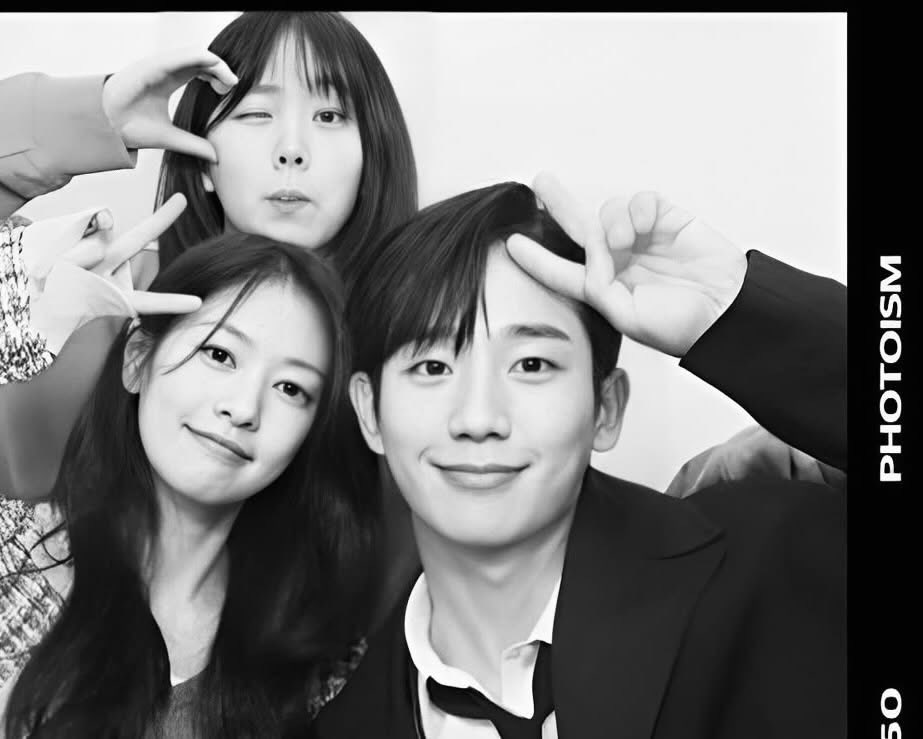 jeongyoungwook_'s tweet photo. Just as sentences need spaces,
when the space each person keeps is respected,
life can be whole
both when we are together
and when we are alone.￼ https://t.co/tEwqJUGcKH