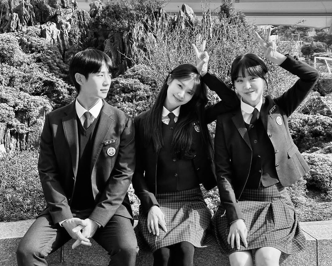 jeongyoungwook_'s tweet photo. Just as sentences need spaces,
when the space each person keeps is respected,
life can be whole
both when we are together
and when we are alone.￼ https://t.co/tEwqJUGcKH