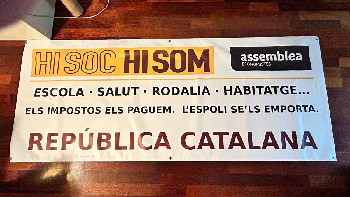 Margaabella's tweet photo. Aquesta tarda cerqueu pels carrers de #Barcelona una pancarta. La dels Economistes. Feta amb #senyirauxa

En poques paraules diu molt! https://t.co/tc7VvumCLI