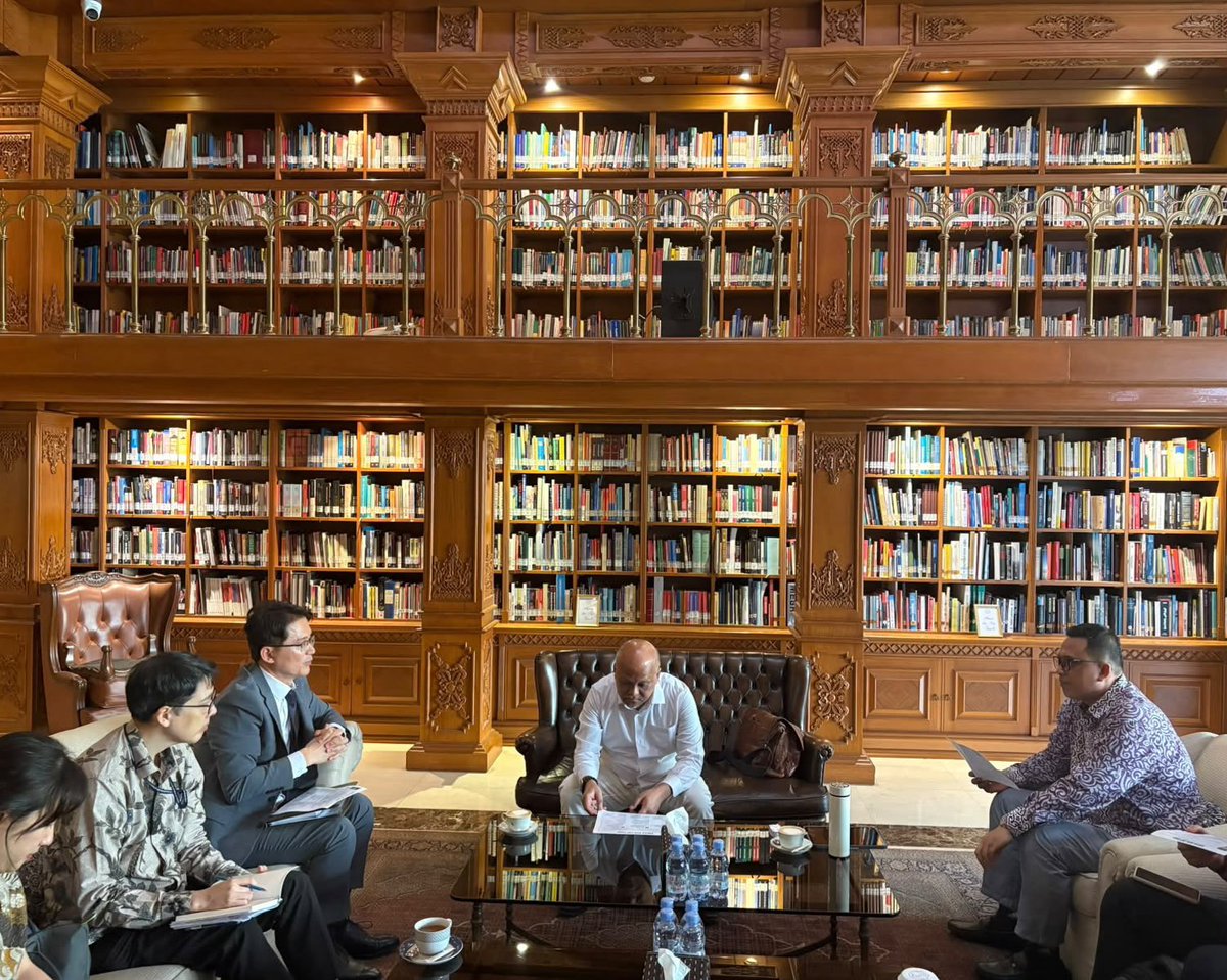 ROKASEAN1989's tweet photo. On September 9th, Ambassador LEE Chul visited the private residence of former President BJ Habibie (Wisma Habibie & Ainun) and met with Mr. Ilham Habibie, Chairman of the Board of Trustees of the Habibie Center. Ambassador LEE introduced the ASEAN-ROK CSP Vision, and both sides discussed means to further the cooperation between the Mission of the ROK to ASEAN and the Habibie Center, including ways to enhance the visibility of ASEAN-ROK Cooperation.

이철 주아세안대사는 9월 9일 BI Habibie 전 대통령 사저(Wisma Habibie & Ainun)를 방문하여 Ilham Habibie 하비 비센터 이사회 의장과 면담했습니다. 이 대사는 우리 정부의 한-아세안 CSP 비전을 소개하였고, 양측은 한-아세안 협력의 가시성 제고 등 주아세안대표부와 하비비센터 간 협력 방안에 대해 논의했습니다.

ㅡ

#주아세안대표부